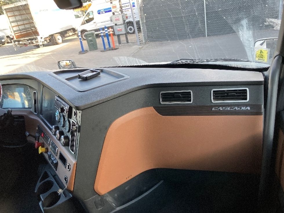 Sleeper Tractor-Heavy Duty Tractors-Freightliner-2020-T12664ST-Torrance-CA-607,176\n\t\tmiles-$ 60,000 - Image 15