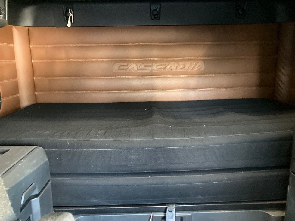 Sleeper Tractor-Heavy Duty Tractors-Freightliner-2020-T12664ST-Torrance-CA-607,176\n\t\tmiles-$ 60,000 - Image 17