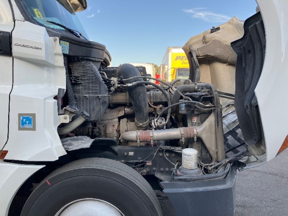 Sleeper Tractor-Heavy Duty Tractors-Freightliner-2020-T12664ST-Torrance-CA-607,176\n\t\tmiles-$ 60,000 - Image 20