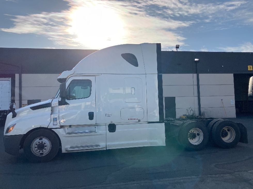 Sleeper Tractor-Heavy Duty Tractors-Freightliner-2020-T12664ST-Torrance-CA-607,176\n\t\tmiles-$ 60,000 - Image 4
