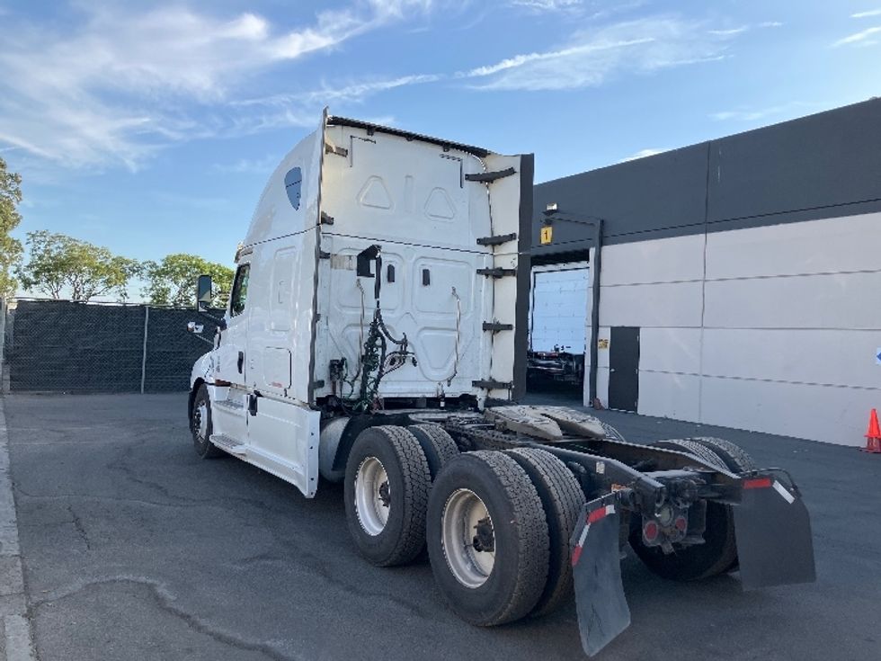 Sleeper Tractor-Heavy Duty Tractors-Freightliner-2020-T12664ST-Torrance-CA-607,176\n\t\tmiles-$ 60,000 - Image 5