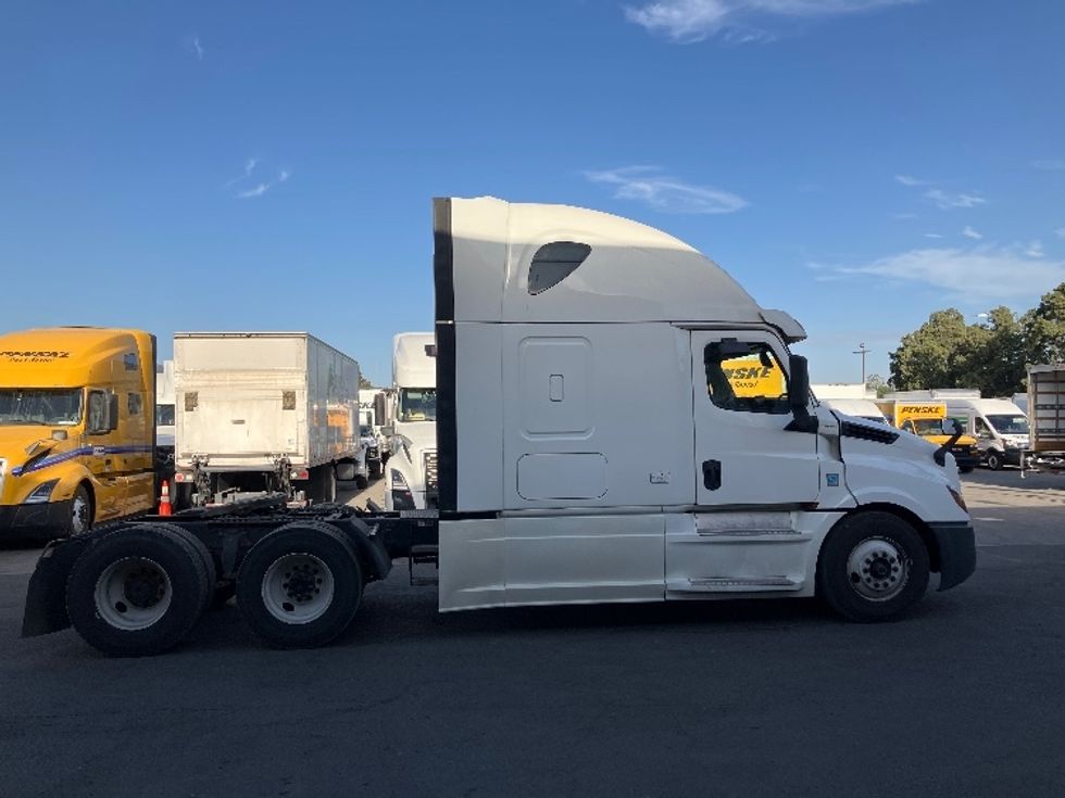 Sleeper Tractor-Heavy Duty Tractors-Freightliner-2020-T12664ST-Torrance-CA-607,176\n\t\tmiles-$ 60,000 - Image 8