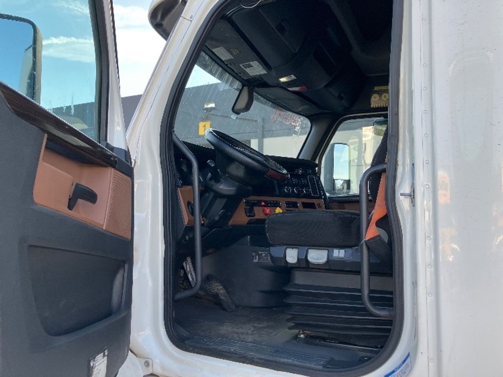 Sleeper Tractor-Heavy Duty Tractors-Freightliner-2020-T12664ST-Torrance-CA-607,176\n\t\tmiles-$ 60,000 - Image 9