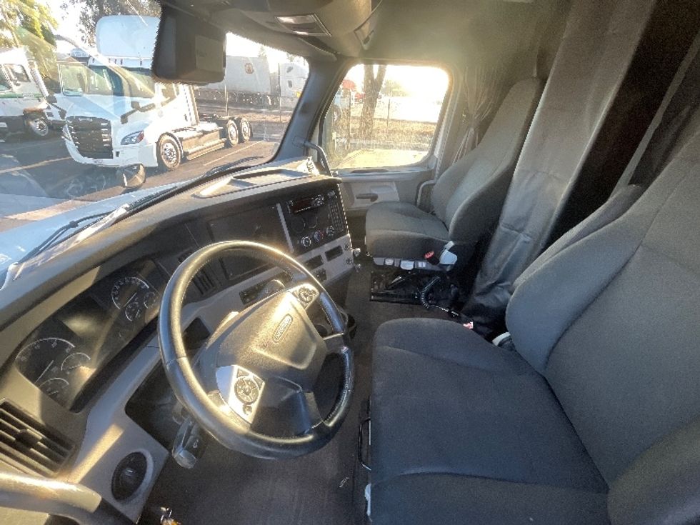 Sleeper Tractor-Heavy Duty Tractors-Freightliner-2020-T12664ST-Torrance-CA-695,757\n\t\tmiles-$ 50,750 - Image 10
