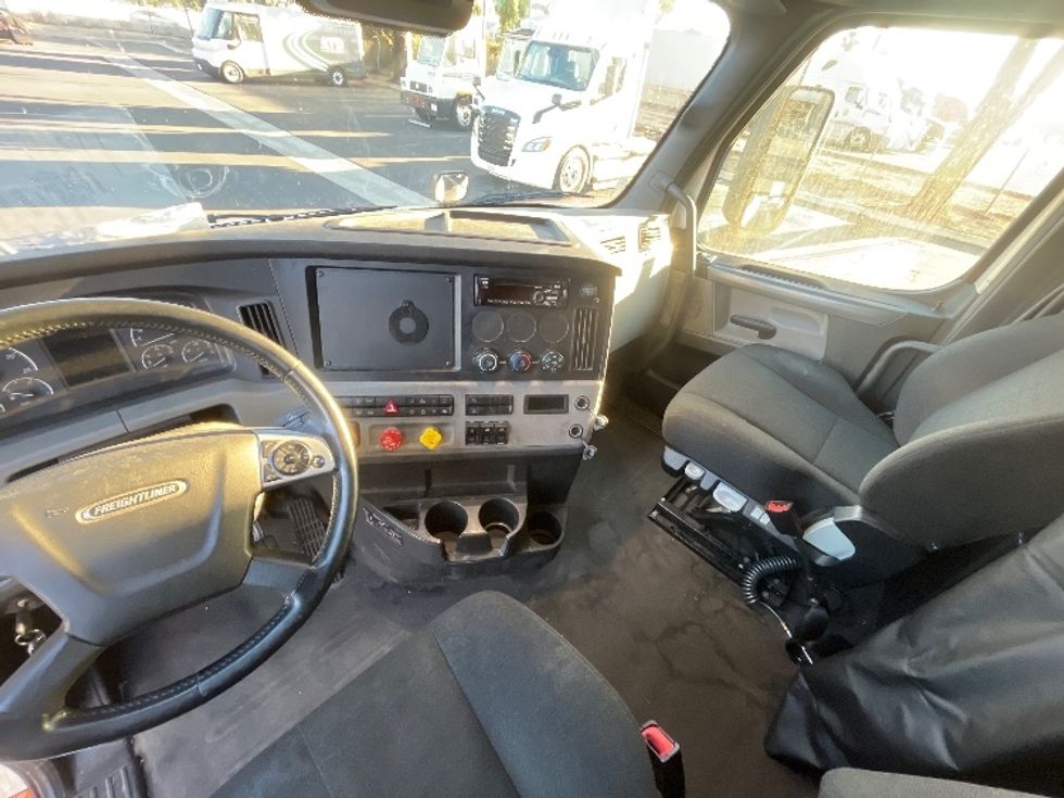 Sleeper Tractor-Heavy Duty Tractors-Freightliner-2020-T12664ST-Torrance-CA-695,757\n\t\tmiles-$ 50,750 - Image 11