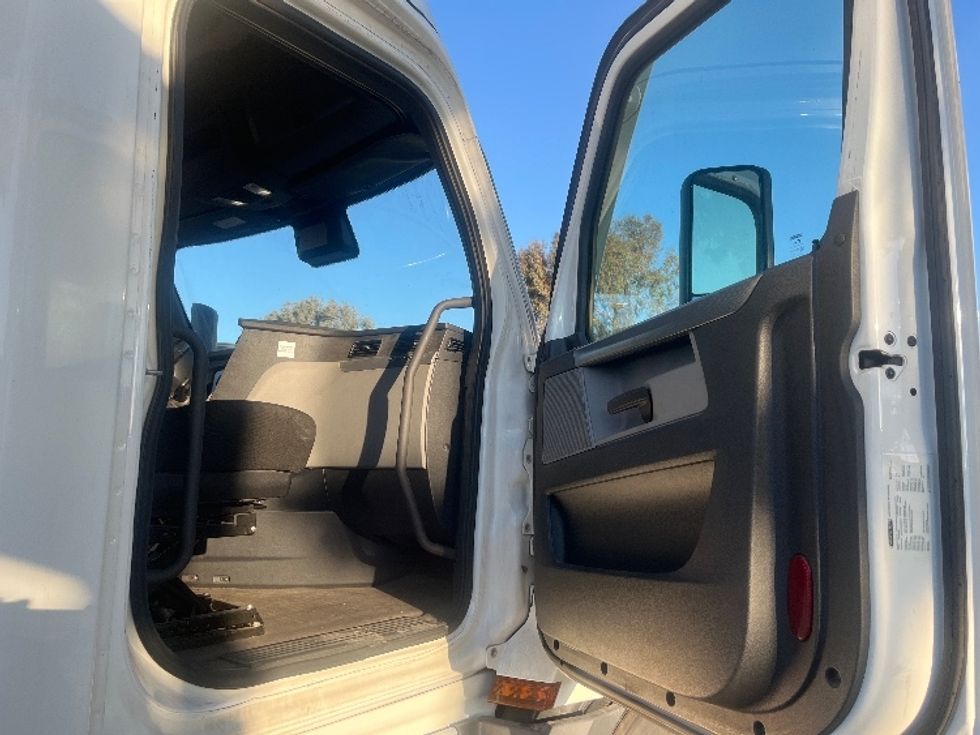 Sleeper Tractor-Heavy Duty Tractors-Freightliner-2020-T12664ST-Torrance-CA-695,757\n\t\tmiles-$ 50,750 - Image 12