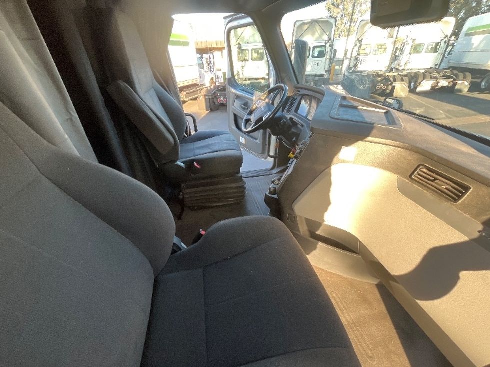 Sleeper Tractor-Heavy Duty Tractors-Freightliner-2020-T12664ST-Torrance-CA-695,757\n\t\tmiles-$ 50,750 - Image 14