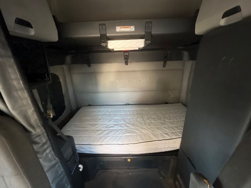 Sleeper Tractor-Heavy Duty Tractors-Freightliner-2020-T12664ST-Torrance-CA-695,757\n\t\tmiles-$ 50,750 - Image 15