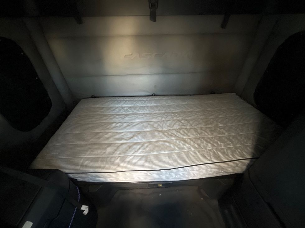 Sleeper Tractor-Heavy Duty Tractors-Freightliner-2020-T12664ST-Torrance-CA-695,757\n\t\tmiles-$ 50,750 - Image 16