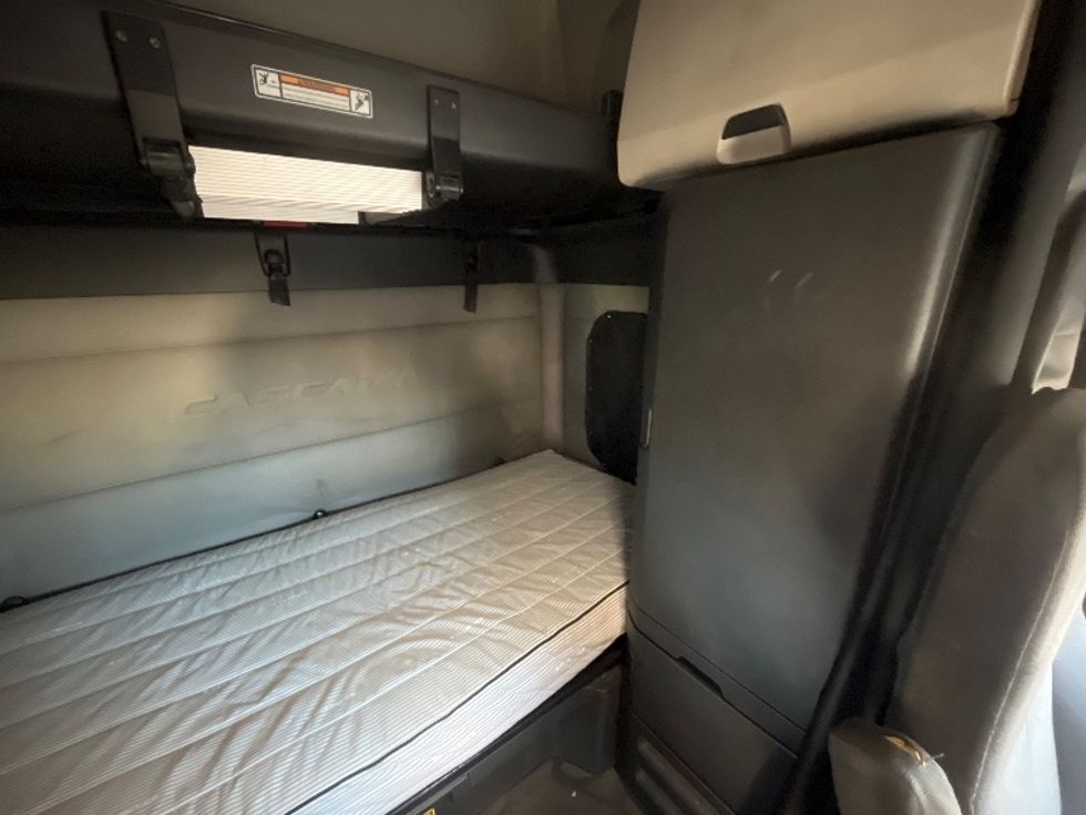 Sleeper Tractor-Heavy Duty Tractors-Freightliner-2020-T12664ST-Torrance-CA-695,757\n\t\tmiles-$ 50,750 - Image 17
