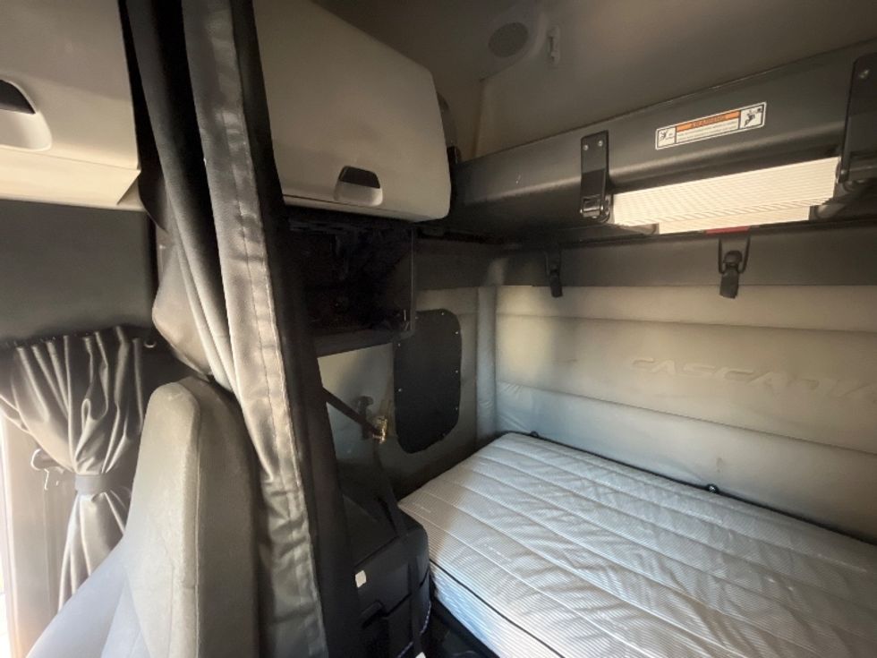 Sleeper Tractor-Heavy Duty Tractors-Freightliner-2020-T12664ST-Torrance-CA-695,757\n\t\tmiles-$ 50,750 - Image 18