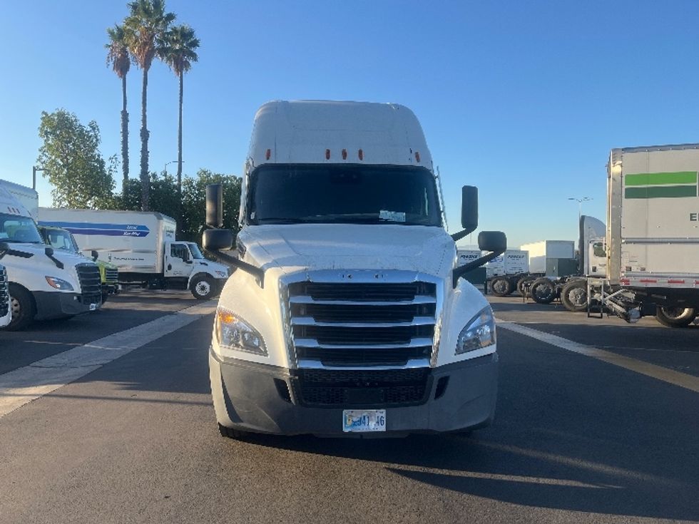 Sleeper Tractor-Heavy Duty Tractors-Freightliner-2020-T12664ST-Torrance-CA-695,757\n\t\tmiles-$ 50,750 - Image 2
