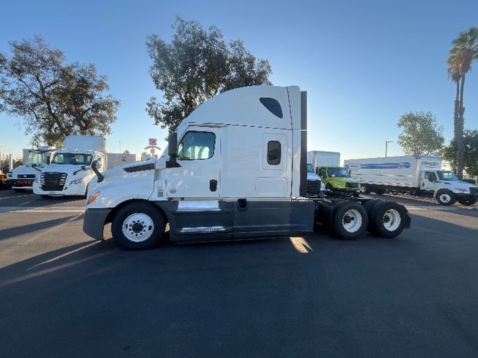 Sleeper Tractor-Heavy Duty Tractors-Freightliner-2020-T12664ST-Torrance-CA-695,757\n\t\tmiles-$ 50,750 - Image 4