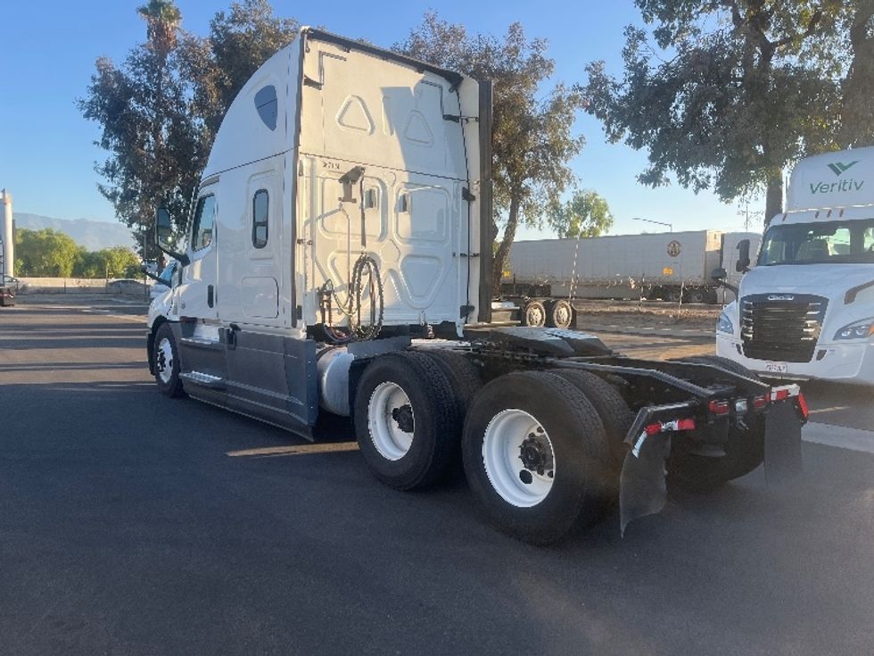 Sleeper Tractor-Heavy Duty Tractors-Freightliner-2020-T12664ST-Torrance-CA-695,757\n\t\tmiles-$ 50,750 - Image 5
