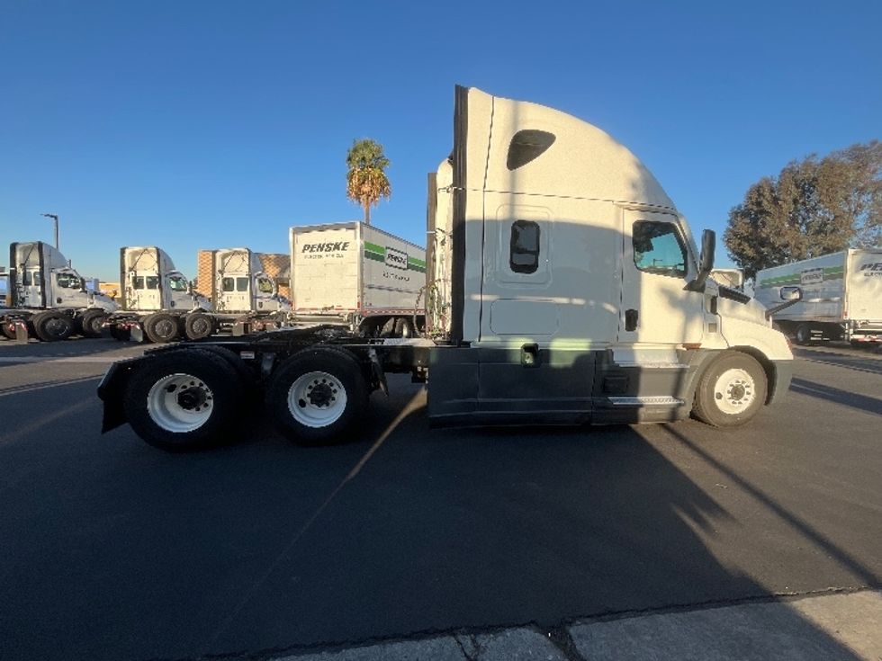 Sleeper Tractor-Heavy Duty Tractors-Freightliner-2020-T12664ST-Torrance-CA-695,757\n\t\tmiles-$ 50,750 - Image 8