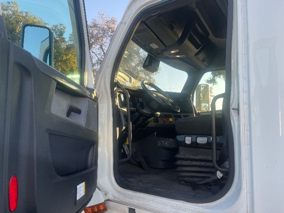 Sleeper Tractor-Heavy Duty Tractors-Freightliner-2020-T12664ST-Torrance-CA-695,757\n\t\tmiles-$ 50,750 - Image 9
