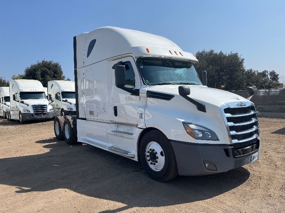 Sleeper Tractor-Heavy Duty Tractors-Freightliner-2020-T12664ST-Torrance-CA-835,913\n\t\tmiles-$ 40,750 - Image 1