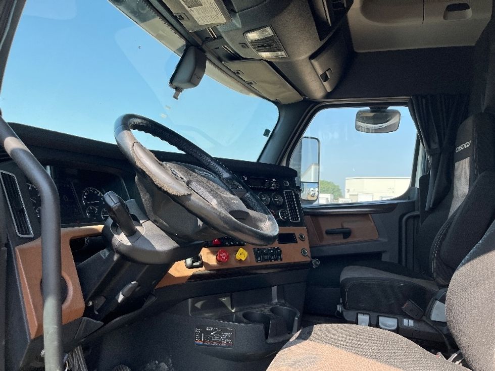 Sleeper Tractor-Heavy Duty Tractors-Freightliner-2020-T12664ST-Torrance-CA-835,913\n\t\tmiles-$ 40,750 - Image 10