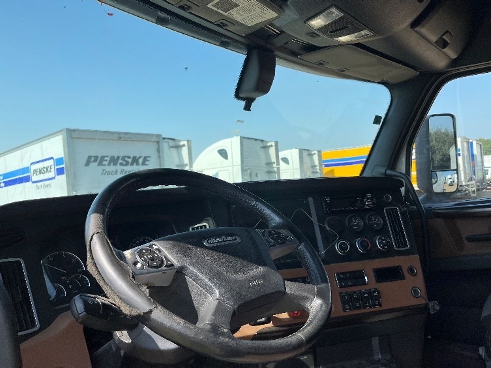 Sleeper Tractor-Heavy Duty Tractors-Freightliner-2020-T12664ST-Torrance-CA-835,913\n\t\tmiles-$ 40,750 - Image 11