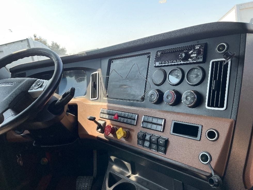 Sleeper Tractor-Heavy Duty Tractors-Freightliner-2020-T12664ST-Torrance-CA-835,913\n\t\tmiles-$ 40,750 - Image 12