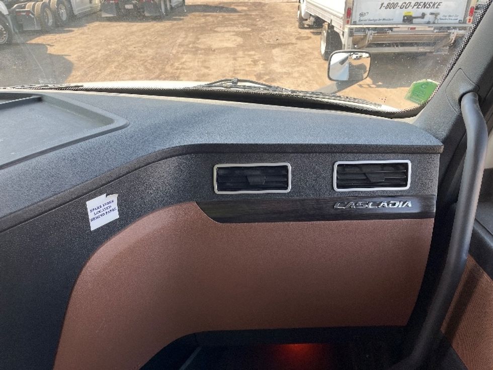 Sleeper Tractor-Heavy Duty Tractors-Freightliner-2020-T12664ST-Torrance-CA-835,913\n\t\tmiles-$ 40,750 - Image 14