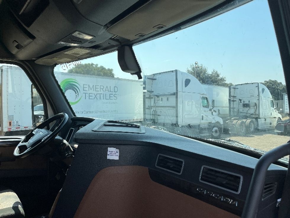 Sleeper Tractor-Heavy Duty Tractors-Freightliner-2020-T12664ST-Torrance-CA-835,913\n\t\tmiles-$ 40,750 - Image 15