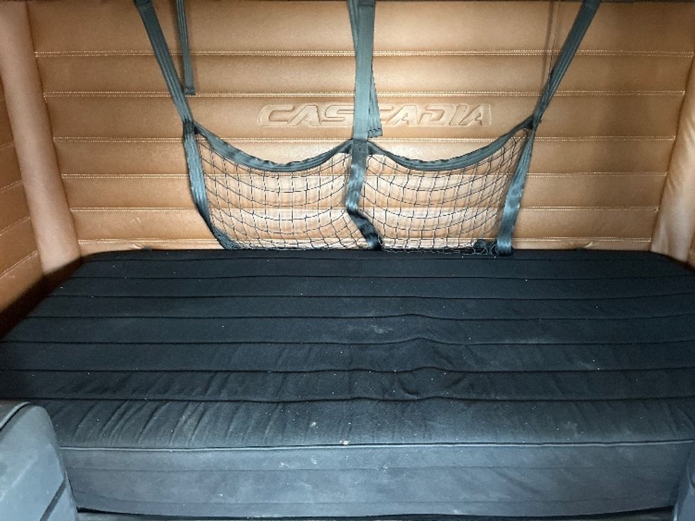 Sleeper Tractor-Heavy Duty Tractors-Freightliner-2020-T12664ST-Torrance-CA-835,913\n\t\tmiles-$ 40,750 - Image 16