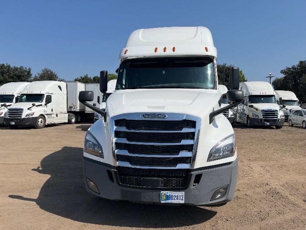 Sleeper Tractor-Heavy Duty Tractors-Freightliner-2020-T12664ST-Torrance-CA-835,913\n\t\tmiles-$ 40,750 - Image 2