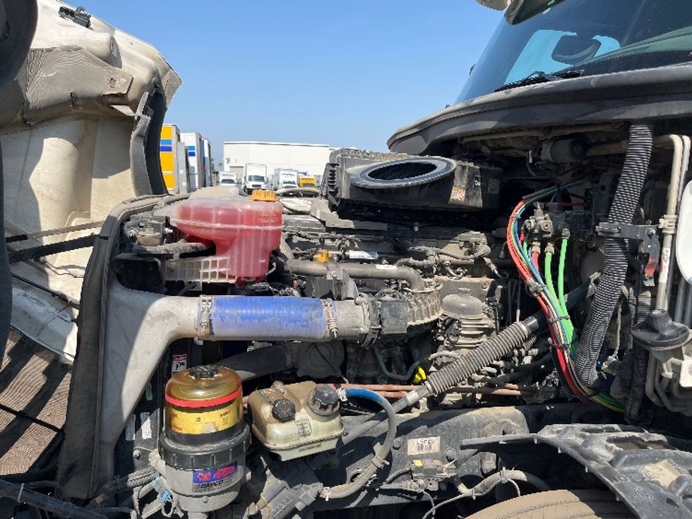 Sleeper Tractor-Heavy Duty Tractors-Freightliner-2020-T12664ST-Torrance-CA-835,913\n\t\tmiles-$ 40,750 - Image 21