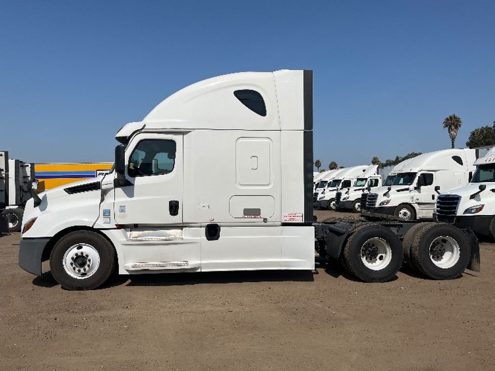 Sleeper Tractor-Heavy Duty Tractors-Freightliner-2020-T12664ST-Torrance-CA-835,913\n\t\tmiles-$ 40,750 - Image 4
