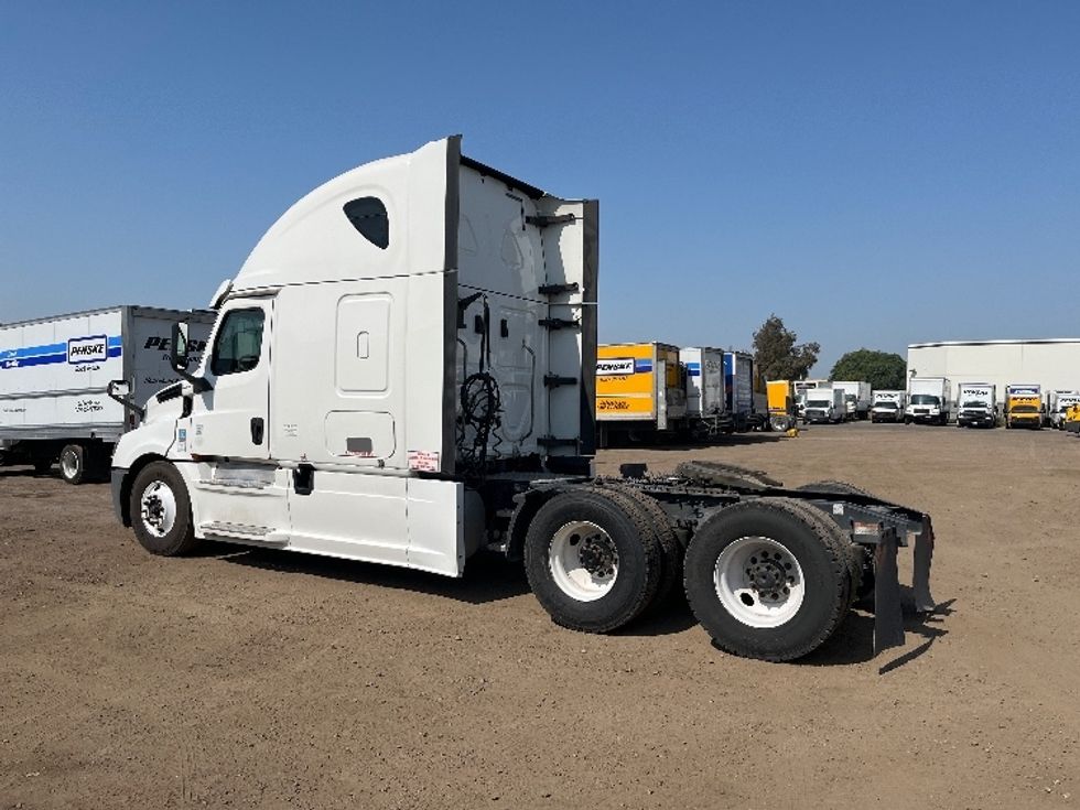Sleeper Tractor-Heavy Duty Tractors-Freightliner-2020-T12664ST-Torrance-CA-835,913\n\t\tmiles-$ 40,750 - Image 5