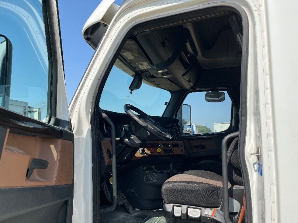 Sleeper Tractor-Heavy Duty Tractors-Freightliner-2020-T12664ST-Torrance-CA-835,913\n\t\tmiles-$ 40,750 - Image 9