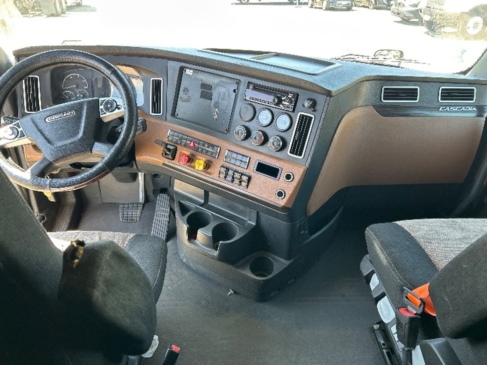 Sleeper Tractor-Heavy Duty Tractors-Freightliner-2020-T12664ST-Torrance-CA-908,583\n\t\tmiles-$ 33,750 - Image 12