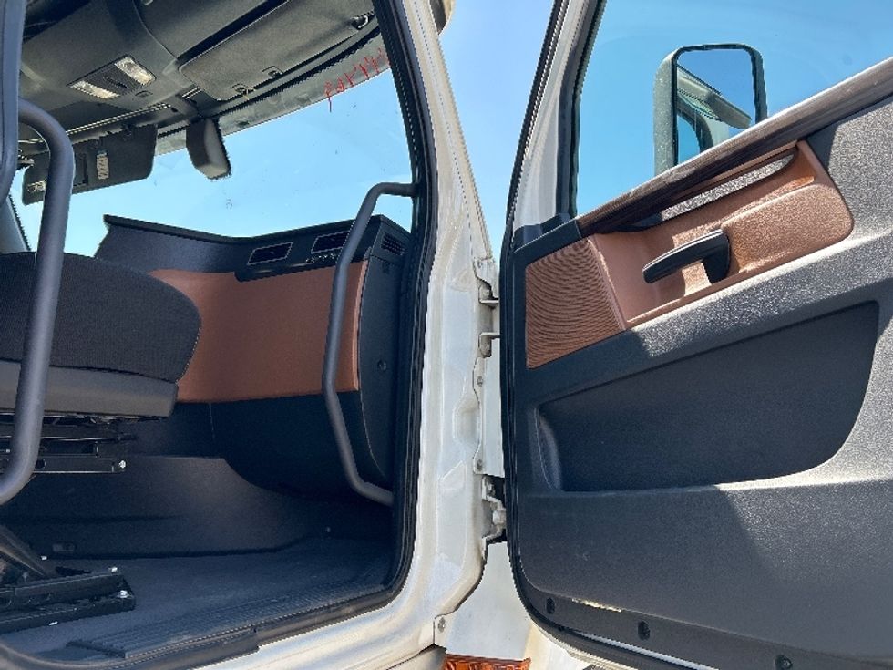 Sleeper Tractor-Heavy Duty Tractors-Freightliner-2020-T12664ST-Torrance-CA-908,583\n\t\tmiles-$ 33,750 - Image 13