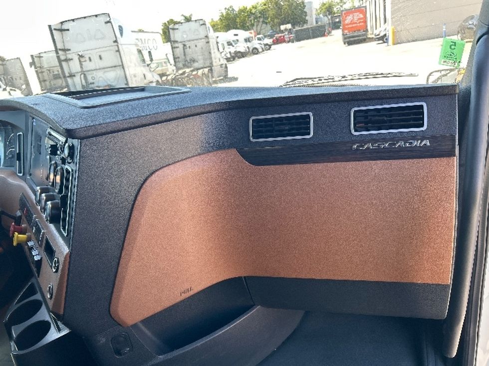 Sleeper Tractor-Heavy Duty Tractors-Freightliner-2020-T12664ST-Torrance-CA-908,583\n\t\tmiles-$ 33,750 - Image 14