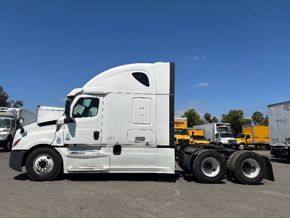 Sleeper Tractor-Heavy Duty Tractors-Freightliner-2020-T12664ST-Torrance-CA-908,583\n\t\tmiles-$ 33,750 - Image 4