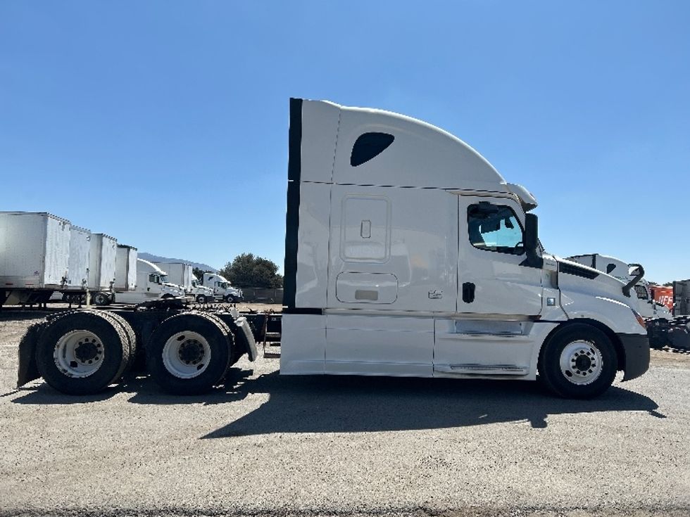 Sleeper Tractor-Heavy Duty Tractors-Freightliner-2020-T12664ST-Torrance-CA-908,583\n\t\tmiles-$ 33,750 - Image 8