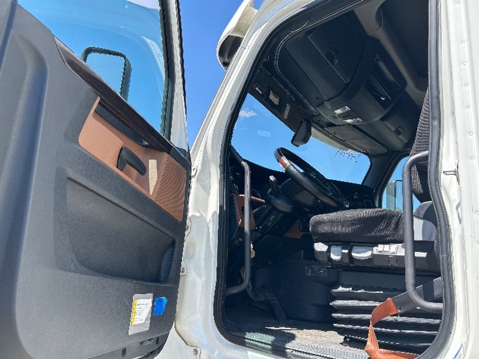 Sleeper Tractor-Heavy Duty Tractors-Freightliner-2020-T12664ST-Torrance-CA-908,583\n\t\tmiles-$ 33,750 - Image 9