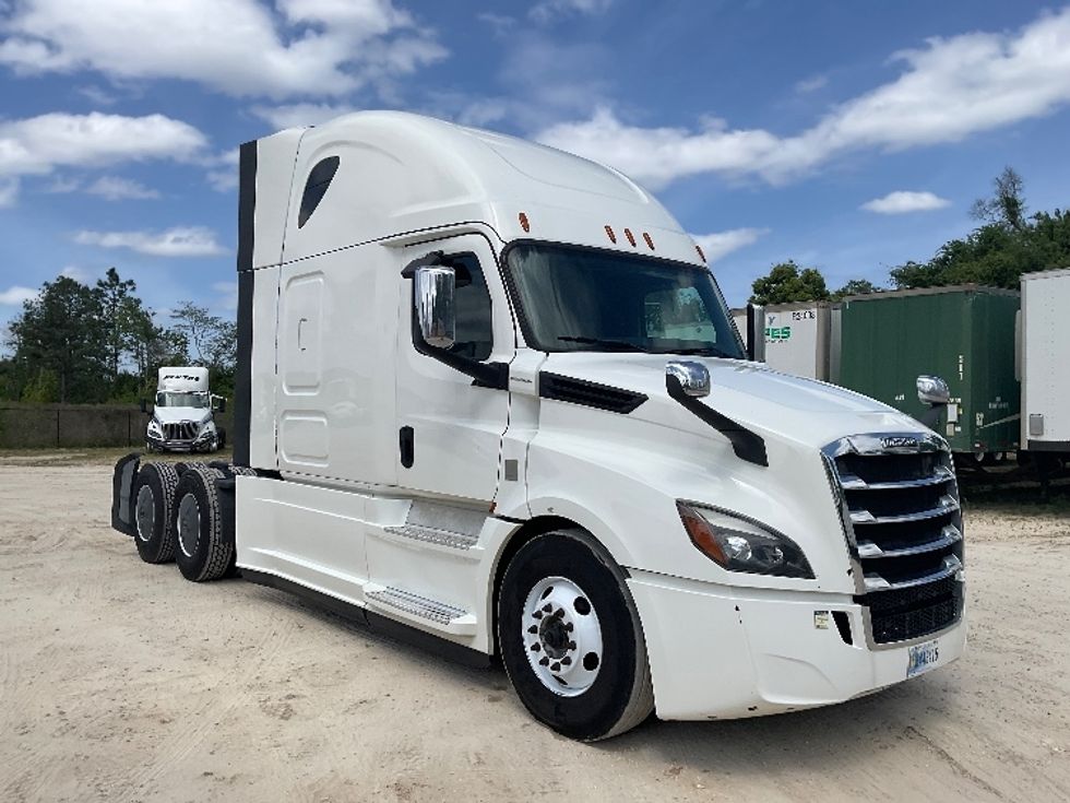 Sleeper Tractor-Heavy Duty Tractors-Freightliner-2020-T12664ST-Valdosta-GA-396,137\n\t\tmiles-$ 61,250 - Image 1