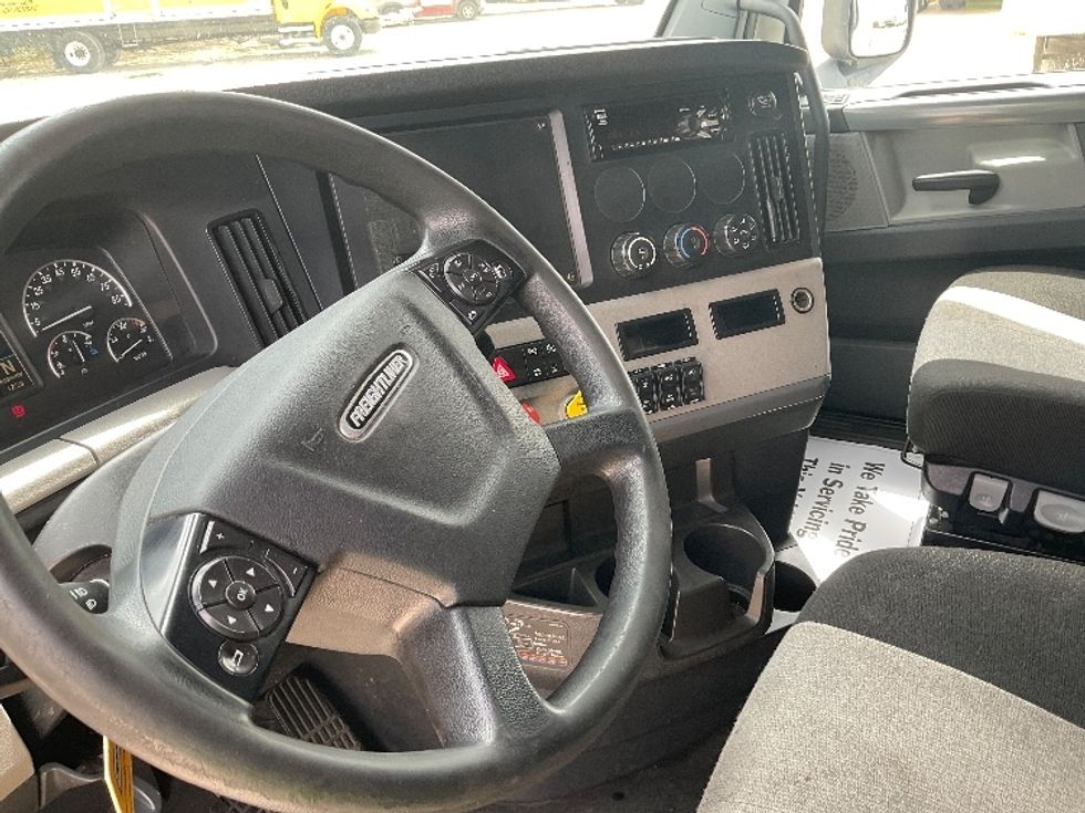 Sleeper Tractor-Heavy Duty Tractors-Freightliner-2020-T12664ST-Valdosta-GA-396,137\n\t\tmiles-$ 61,250 - Image 10