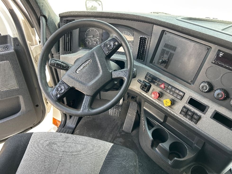 Sleeper Tractor-Heavy Duty Tractors-Freightliner-2020-T12664ST-Valdosta-GA-396,137\n\t\tmiles-$ 61,250 - Image 11