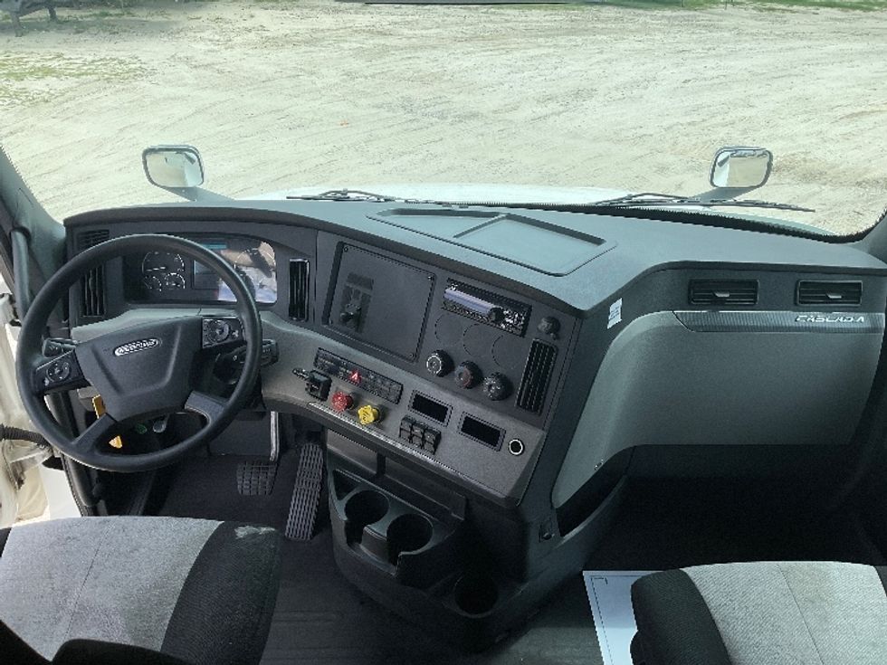 Sleeper Tractor-Heavy Duty Tractors-Freightliner-2020-T12664ST-Valdosta-GA-396,137\n\t\tmiles-$ 61,250 - Image 12