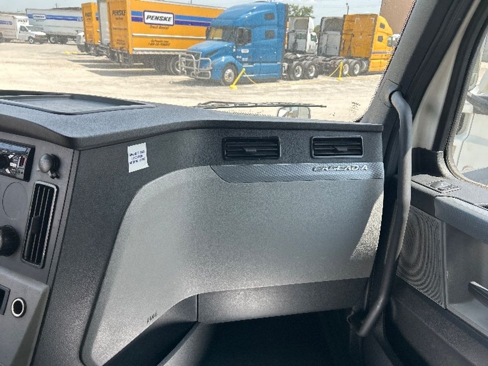 Sleeper Tractor-Heavy Duty Tractors-Freightliner-2020-T12664ST-Valdosta-GA-396,137\n\t\tmiles-$ 61,250 - Image 14