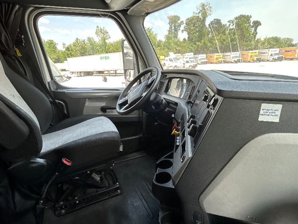 Sleeper Tractor-Heavy Duty Tractors-Freightliner-2020-T12664ST-Valdosta-GA-396,137\n\t\tmiles-$ 61,250 - Image 15