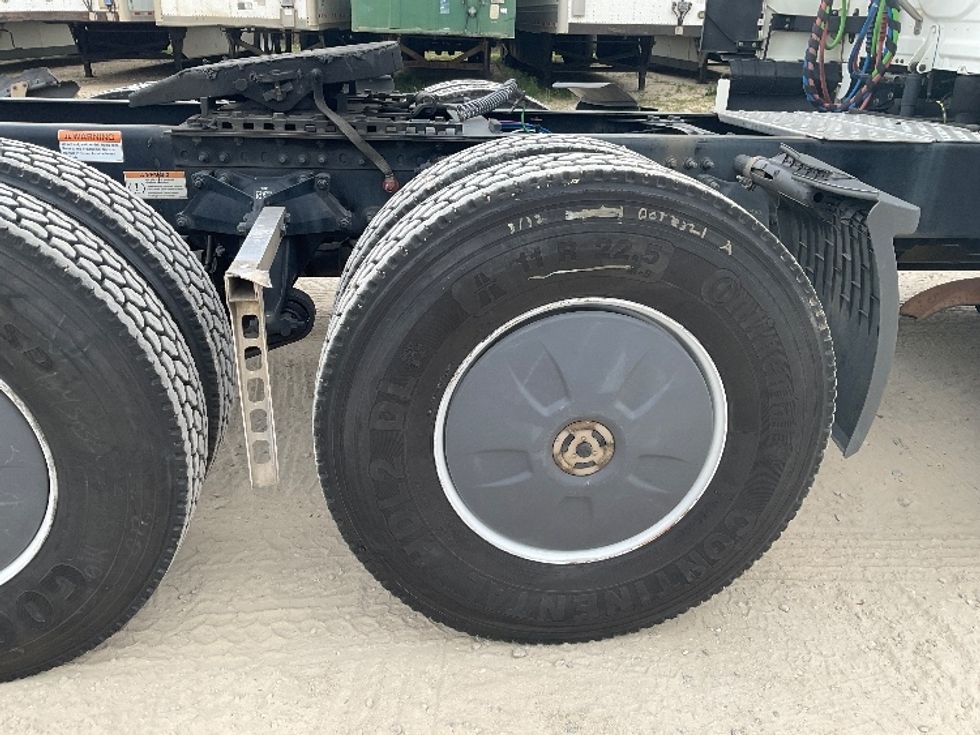 Sleeper Tractor-Heavy Duty Tractors-Freightliner-2020-T12664ST-Valdosta-GA-396,137\n\t\tmiles-$ 61,250 - Image 21