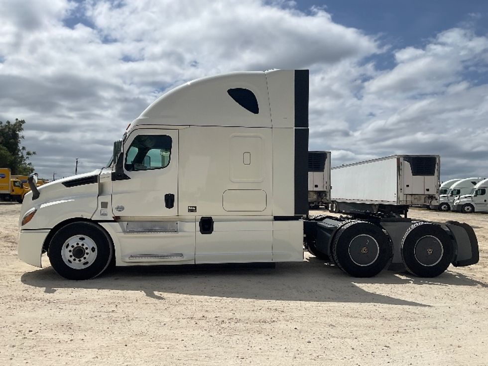 Sleeper Tractor-Heavy Duty Tractors-Freightliner-2020-T12664ST-Valdosta-GA-396,137\n\t\tmiles-$ 61,250 - Image 4