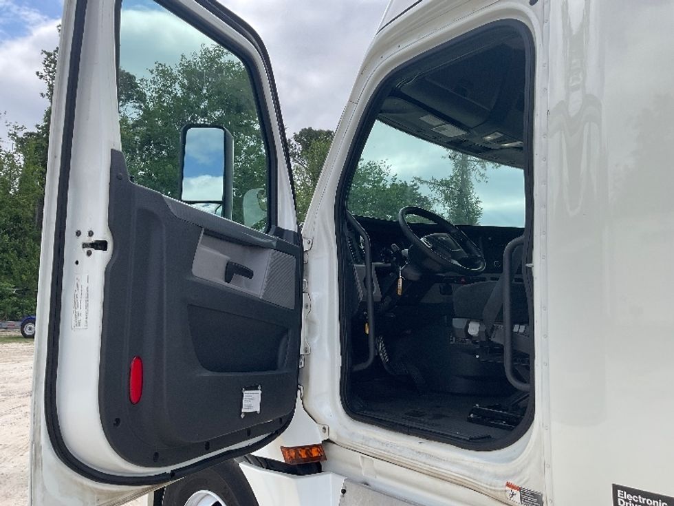 Sleeper Tractor-Heavy Duty Tractors-Freightliner-2020-T12664ST-Valdosta-GA-396,137\n\t\tmiles-$ 61,250 - Image 9