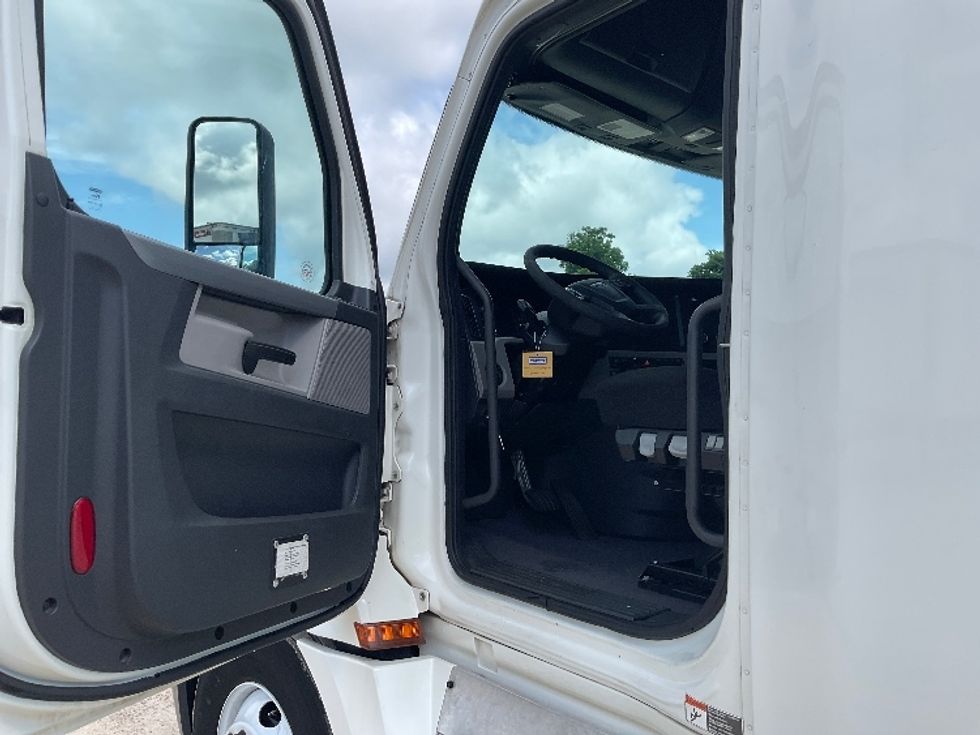 Sleeper Tractor-Heavy Duty Tractors-Freightliner-2020-T12664ST-Valdosta-GA-428,304\n\t\tmiles-$ 65,750 - Image 9