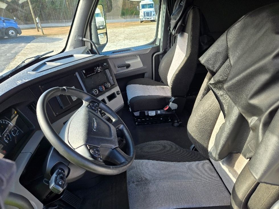 Sleeper Tractor-Heavy Duty Tractors-Freightliner-2020-T12664ST-Villa Rica-GA-580,182\n\t\tmiles-$ 50,750 - Image 10