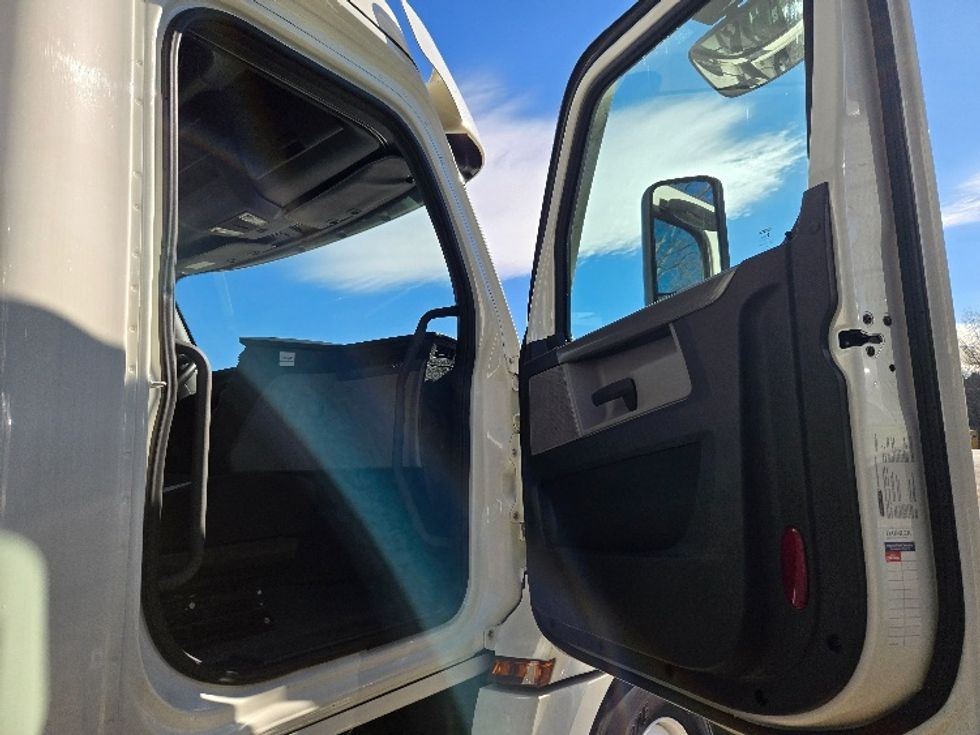 Sleeper Tractor-Heavy Duty Tractors-Freightliner-2020-T12664ST-Villa Rica-GA-580,182\n\t\tmiles-$ 50,750 - Image 13